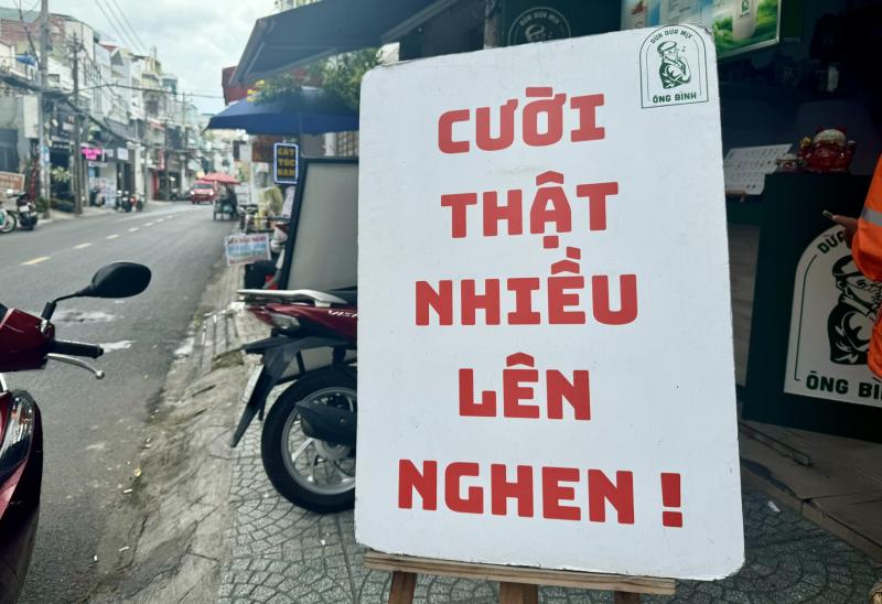 Những lời nhắn ấm áp ở hàng quán và trung tâm thương mại TP . HCM - Ảnh 6.