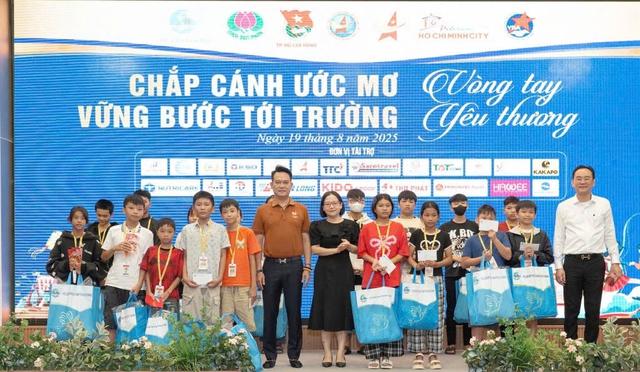 Hội Doanh nhân trẻ VN phối hợp giúp đỡ 3.000 trẻ em khó khăn- Ảnh 1.