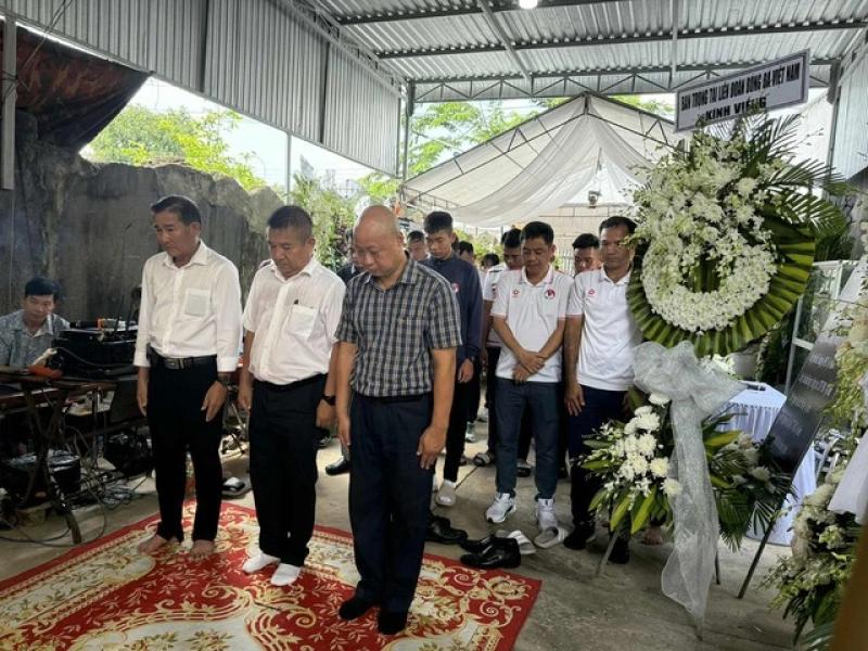 Tiễn đưa trọng tài Trần Đình Thịnh về nơi an nghỉ cuối cùng, Tổng thư ký VFF nói lời nghẹn ngào!- Ảnh 7. Tiễn đưa trọng tài Trần Đình Thịnh về nơi an nghỉ cuối cùng, Tổng thư ký VFF nói lời nghẹn ngào!- Ảnh 7.