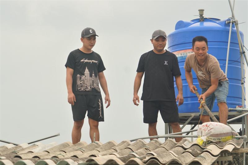 Bão số 5: Người dân Hà Tĩnh dùng túi nước gia cố mái nhà- Ảnh 14.