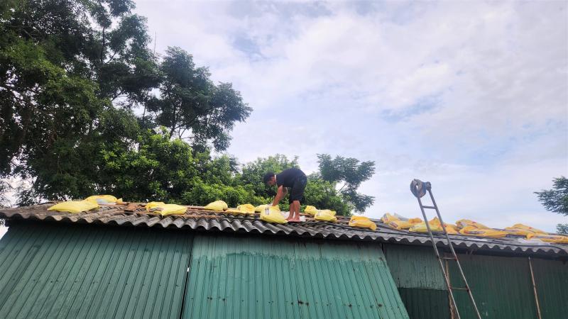 Bão số 5: Người dân Hà Tĩnh dùng túi nước gia cố mái nhà- Ảnh 1.