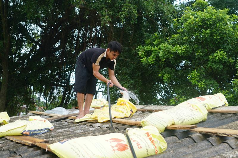Bão số 5: Người dân Hà Tĩnh dùng túi nước gia cố mái nhà- Ảnh 2.