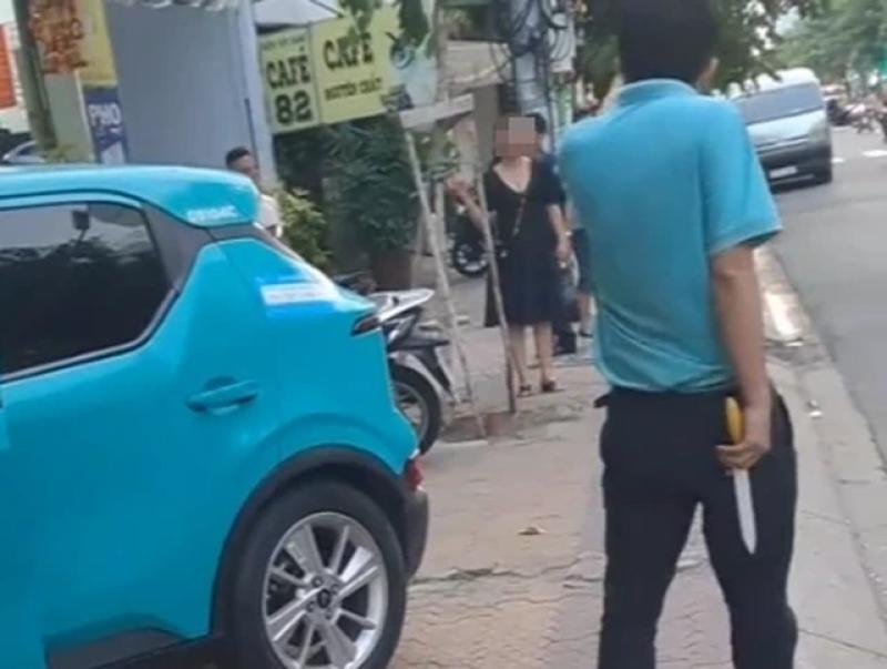 Khống chế tài xế taxi công nghệ cầm dao cãi nhau trên đường ở TP.HCM- Ảnh 1. Khống chế tài xế taxi công nghệ cầm dao cãi nhau trên đường ở TP.HCM- Ảnh 1.