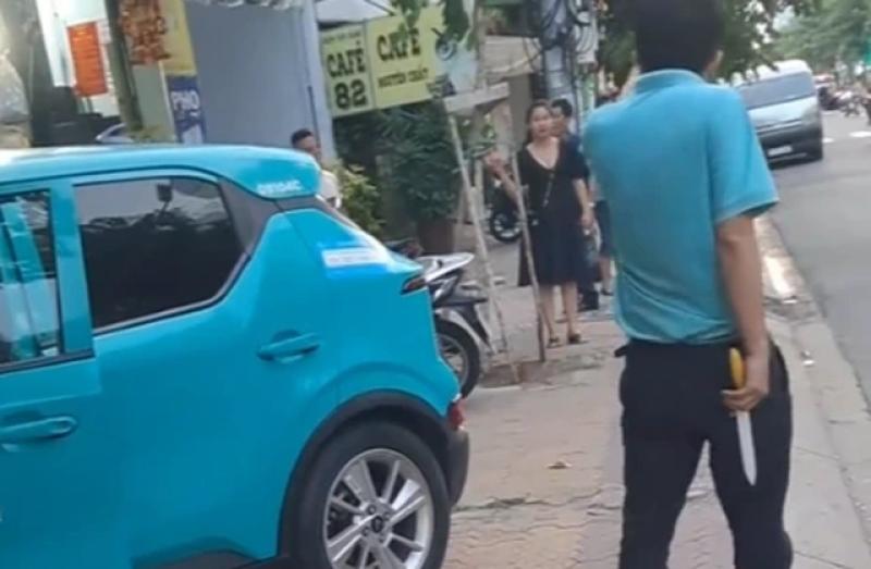 TP.HCM: Tài xế taxi công nghệ cầm dao cãi nhau trên đường khai gì tại công an?- Ảnh 1. TP.HCM: Tài xế taxi công nghệ cầm dao cãi nhau trên đường khai gì tại công an?- Ảnh 1.