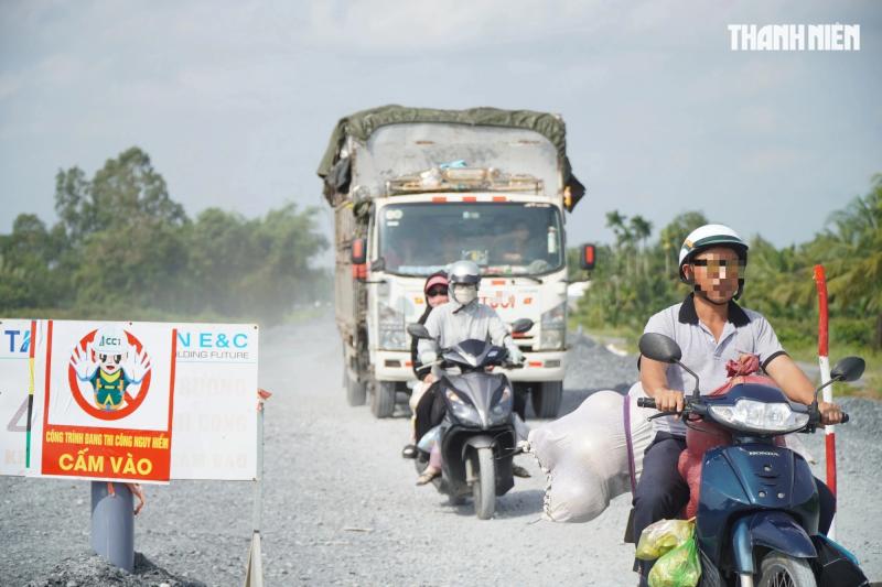 Người dân ‘xé rào’ vào công trường cầu Đại Ngãi vì không có biển cấm- Ảnh 6.