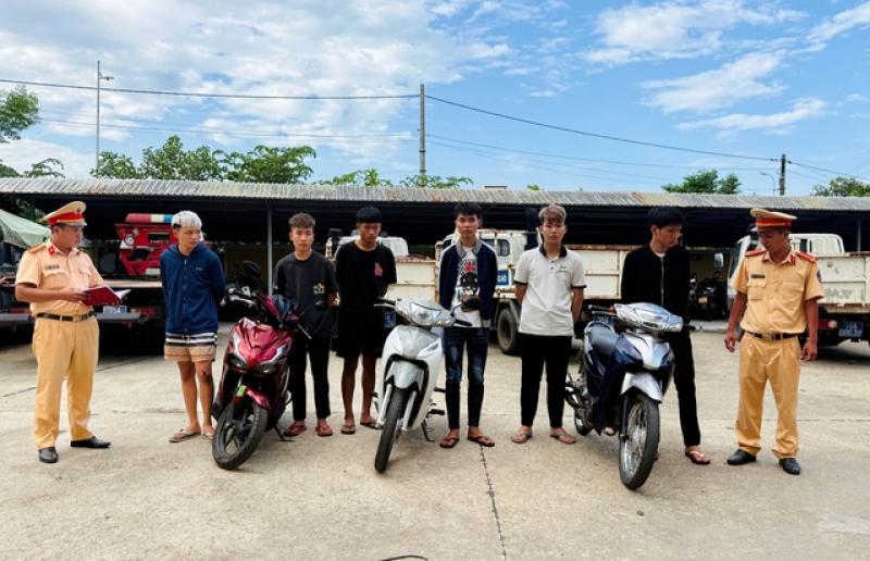 TP.Huế: Làm rõ nhóm học sinh chạy xe, cầm hung khí gây rối trên phố- Ảnh 1. TP.Huế: Làm rõ nhóm học sinh chạy xe, cầm hung khí gây rối trên phố- Ảnh 1.