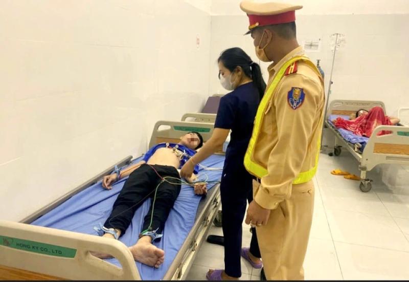 CSGT Lâm Đồng kịp thời cứu người bị đau tim trên đường về quê - Ảnh 1.