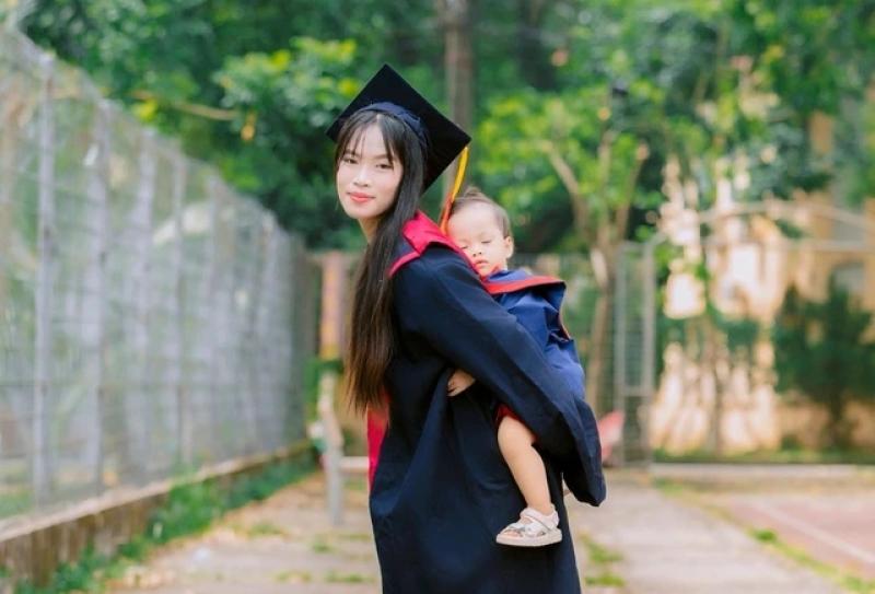 Hành trình tốt nghiệp đại học của cô gái một mình nuôi con đầy nghị lực - Ảnh 2. Hành trình tốt nghiệp đại học của cô gái một mình nuôi con đầy nghị lực - Ảnh 2.