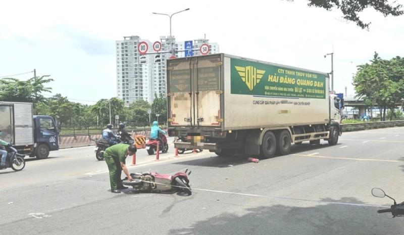 Tai nạn xe tải xe máy tại giao lộ, 1 người tử vong - Ảnh 1.
