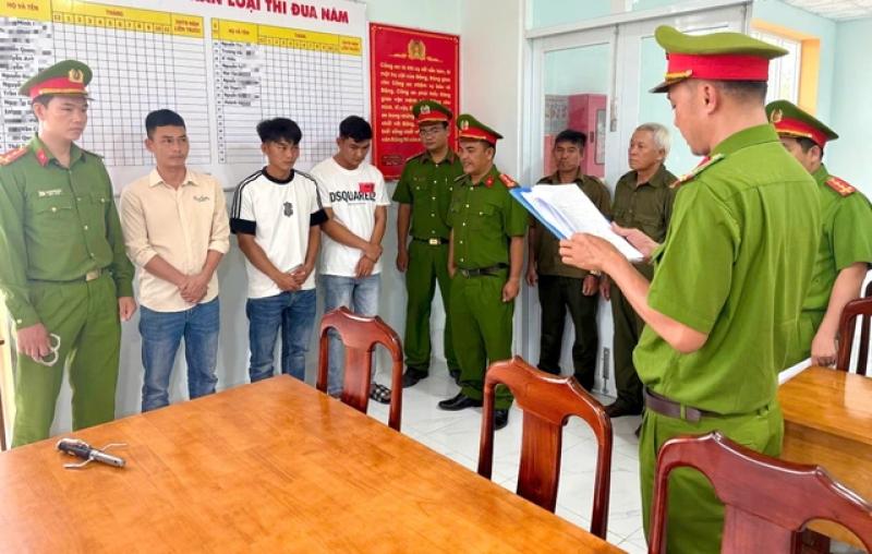  Bắt tạm giam nhóm côn đồ xông vào quán karaoke chém người trọng thương- Ảnh 1.