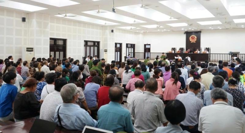 Đà Nẵng:Xét xử vụ lừa đảo gần 140 tỉ đồng, hàng trăm bị hại ngồi kín tòa - Ảnh 2. Đà Nẵng:Xét xử vụ lừa đảo gần 140 tỉ đồng, hàng trăm bị hại ngồi kín tòa - Ảnh 2.
