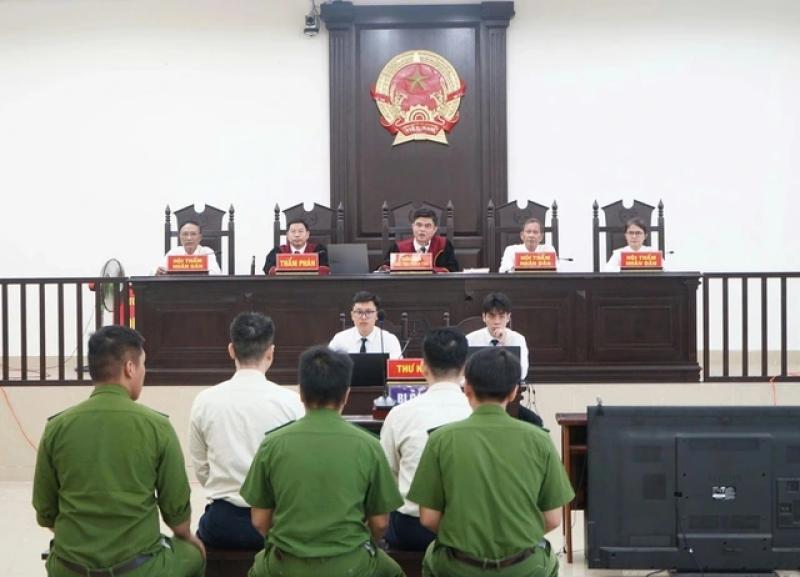 Đà Nẵng:Xét xử vụ lừa đảo gần 140 tỉ đồng, hàng trăm bị hại ngồi kín tòa - Ảnh 3. Đà Nẵng:Xét xử vụ lừa đảo gần 140 tỉ đồng, hàng trăm bị hại ngồi kín tòa - Ảnh 3.