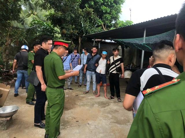 Kiểm tra 'trại nuôi gà' phát hiện nửa kg ma túy và súng, đạn- Ảnh 1.