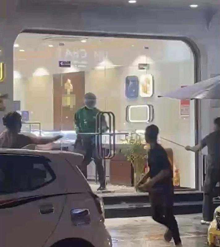 Đà Nẵng: Cầm búa xông vào tiệm kim hoàn, đánh bảo vệ bị thương rồi đập tủ trang sức- Ảnh 1.