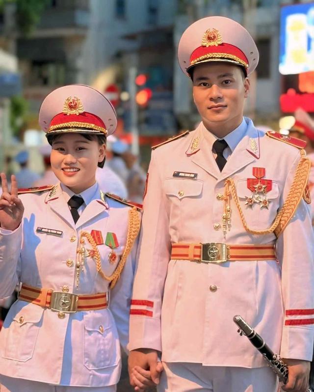 Khoảnh khắc xúc động của vợ chồng quân nhân trong lễ diễu binh gây sốt - Ảnh 2.
