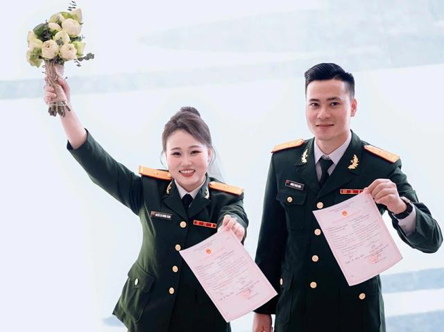 Khoảnh khắc xúc động của vợ chồng quân nhân trong lễ diễu binh gây sốt - Ảnh 3.