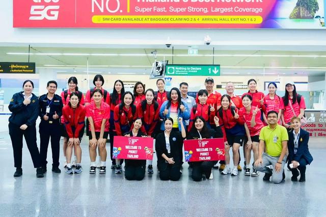 Đội tuyển bóng chuyền nữ Việt Nam đã đến Thái Lan đấu giải thế giới, được chào đón ấm áp - Ảnh 1.