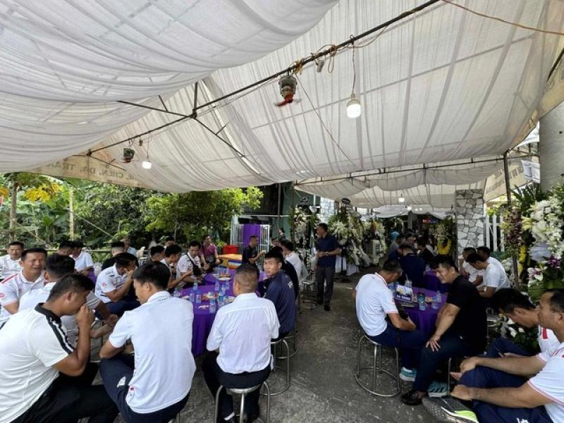 Tiễn đưa trọng tài Trần Đình Thịnh về nơi an nghỉ cuối cùng, Tổng thư ký VFF nói lời nghẹn ngào!- Ảnh 2. Tiễn đưa trọng tài Trần Đình Thịnh về nơi an nghỉ cuối cùng, Tổng thư ký VFF nói lời nghẹn ngào!- Ảnh 2.
