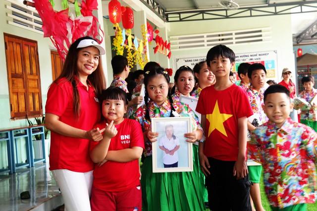 Khánh Hòa: Mang yêu thương đến trẻ khuyết tật Mái ấm Thừa Sai - Ảnh 2.