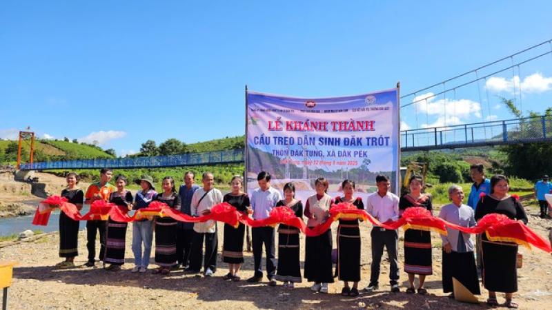 Quảng Ngãi: Cầu treo 540 triệu đồng nối nhịp vui đôi bờ Pô Kô - Ảnh 1.