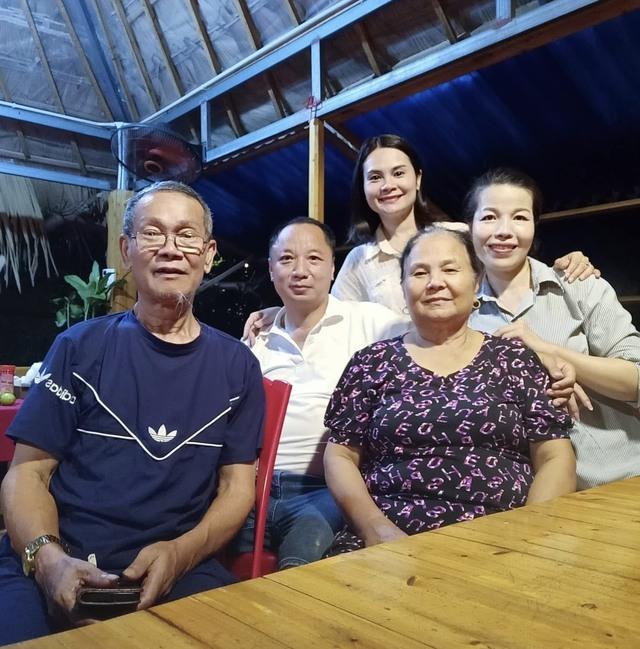 Đàn ngỗng thông minh gây 'sốt' mạng xã hội, chủ huấn luyện thường gọi bằng 'các bé' - Ảnh 2.