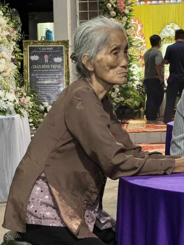 Tiễn đưa trọng tài Trần Đình Thịnh về nơi an nghỉ cuối cùng, Tổng thư ký VFF nói lời nghẹn ngào!- Ảnh 14. Tiễn đưa trọng tài Trần Đình Thịnh về nơi an nghỉ cuối cùng, Tổng thư ký VFF nói lời nghẹn ngào!- Ảnh 14.