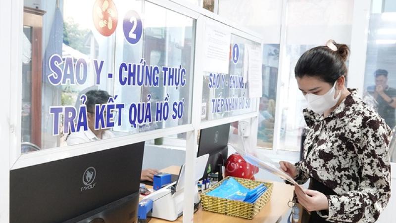 Hồ sơ chứng thực 'chất như núi', cách nào hết quá tải? - Ảnh 1.