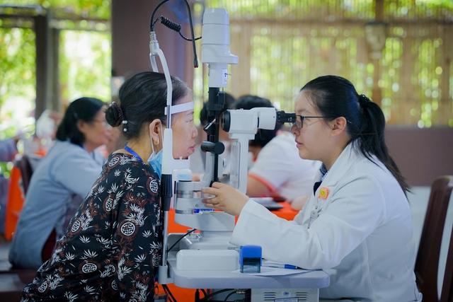 Tu viện Khánh An tổ chức khám mắt miễn phí cho phật tử, người dân- Ảnh 2. Tu viện Khánh An tổ chức khám mắt miễn phí cho phật tử, người dân- Ảnh 2.