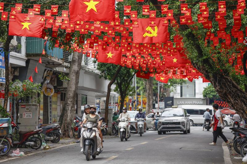Khách Tây ấn tượng với cờ đỏ sao vàng rợp phố Hà Nội đón Quốc khánh 2.9  - Ảnh 5.