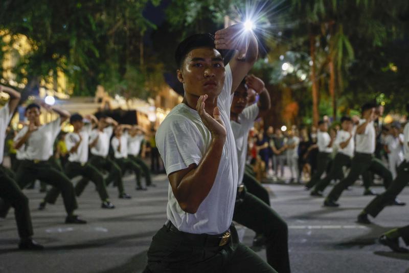 Chiến sĩ công an trình diễn đu dây, trấn áp tội phạm- Ảnh 6. Chiến sĩ công an trình diễn đu dây, trấn áp tội phạm- Ảnh 6.