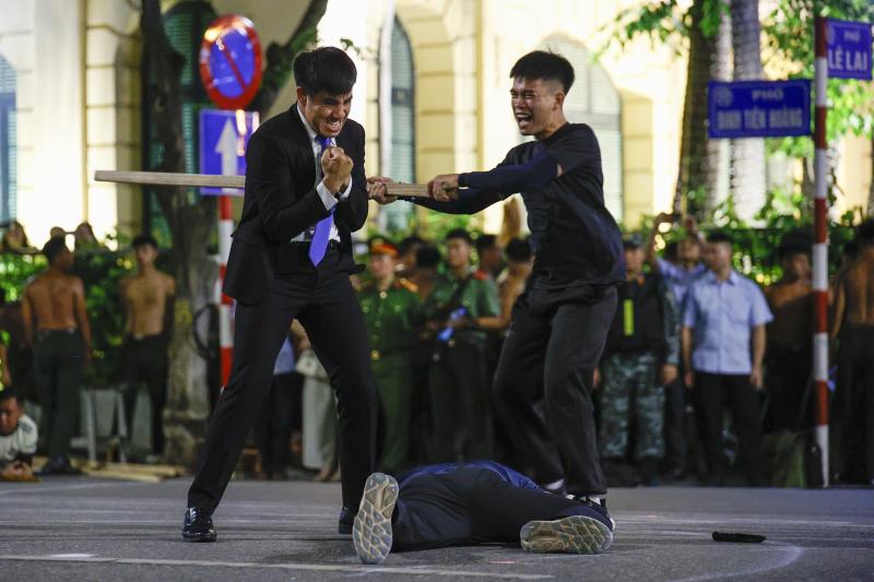 Chiến sĩ công an trình diễn đu dây, trấn áp tội phạm- Ảnh 4. Chiến sĩ công an trình diễn đu dây, trấn áp tội phạm- Ảnh 4.