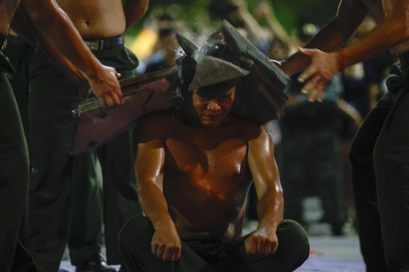 Chiến sĩ công an trình diễn đu dây, trấn áp tội phạm- Ảnh 7. Chiến sĩ công an trình diễn đu dây, trấn áp tội phạm- Ảnh 7.