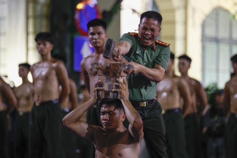 Chiến sĩ công an trình diễn đu dây, trấn áp tội phạm- Ảnh 9. Chiến sĩ công an trình diễn đu dây, trấn áp tội phạm- Ảnh 9.