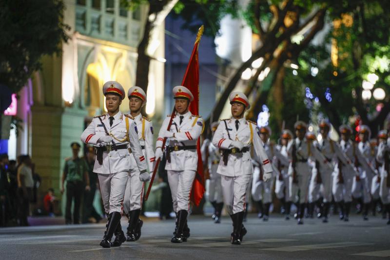 Chiến sĩ công an trình diễn đu dây, trấn áp tội phạm- Ảnh 16. Chiến sĩ công an trình diễn đu dây, trấn áp tội phạm- Ảnh 16.