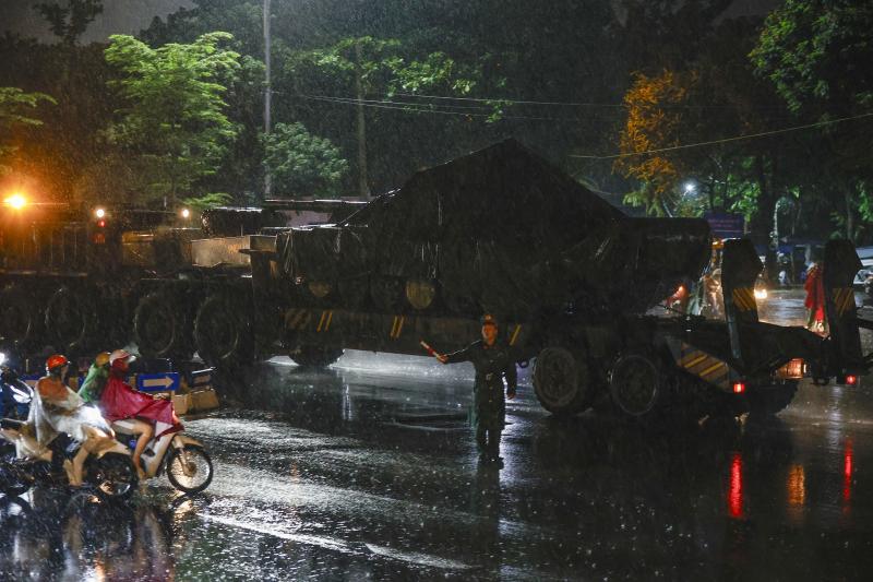 Dàn khí tài tham gia nhiệm vụ A80 tập kết về trung tâm Hà Nội trong đêm  - Ảnh 8.