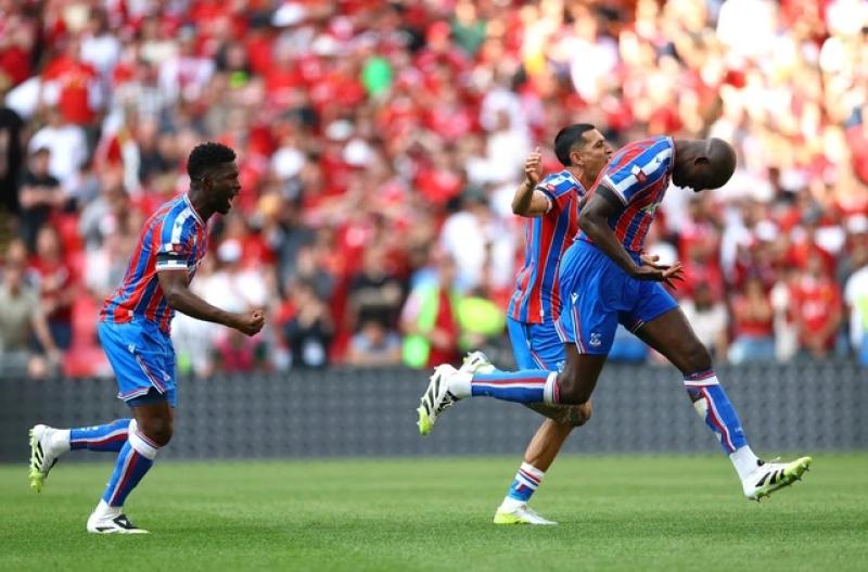 Salah sút hỏng 11 m, Liverpool mất chức vô địch Siêu cúp Anh vào tay Crystal Palace- Ảnh 2. Salah sút hỏng 11 m, Liverpool mất chức vô địch Siêu cúp Anh vào tay Crystal Palace- Ảnh 2.