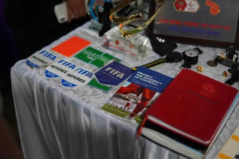 Các thầy và đồng nghiệp mặc niệm thương nhớ trọng tài Trần Đình Thịnh: Nơi Còi bạc từng thuộc về…- Ảnh 4. Các thầy và đồng nghiệp mặc niệm thương nhớ trọng tài Trần Đình Thịnh: Nơi Còi bạc từng thuộc về…- Ảnh 4.
