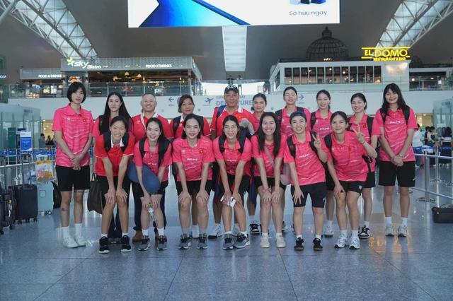 Đội tuyển bóng chuyền nữ Việt Nam đã đến Thái Lan đấu giải thế giới, được chào đón ấm áp - Ảnh 3.