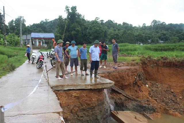 Lũ lớn xé toạc đập tràn , hàng trăm người dân gặp khó khăn tại Mật Thành - Ảnh 2.