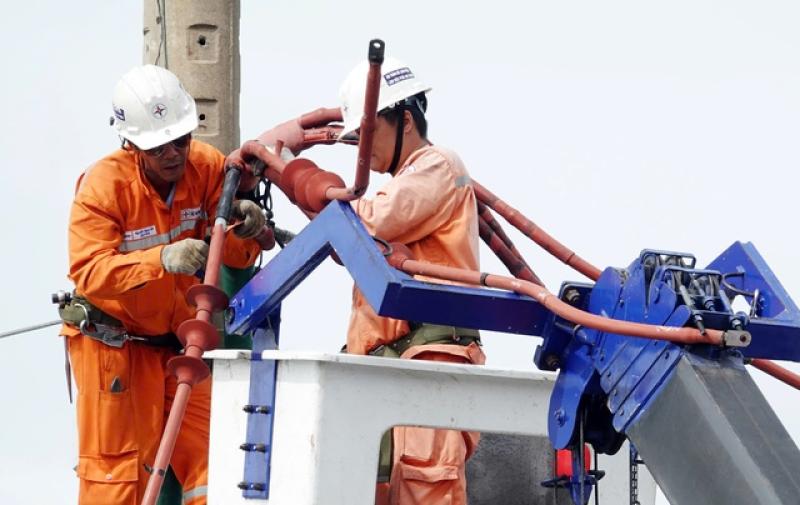 Tiêu thụ điện lập kỷ lục mới, tái lập cắt điện luân phiên?- Ảnh 1. Tiêu thụ điện lập kỷ lục mới, tái lập cắt điện luân phiên?- Ảnh 1.