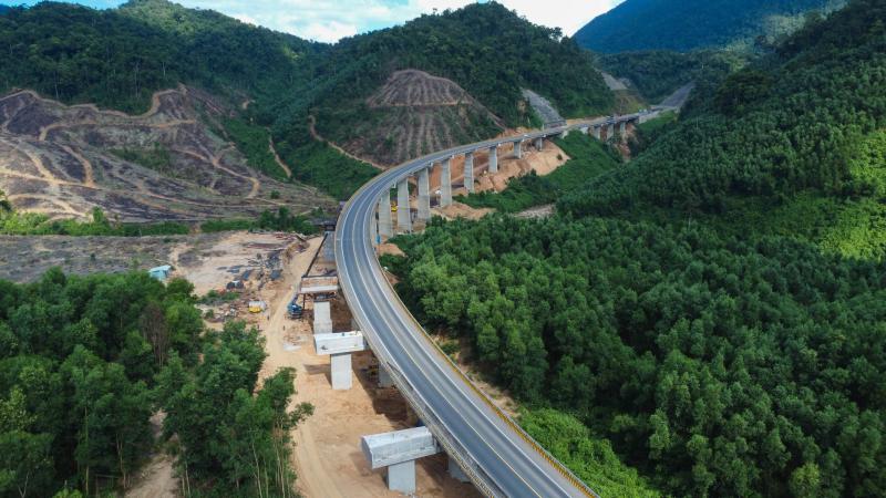 - Ảnh 1. Những cây cầu vượt núi mở rộng cao tốc La Sơn - Hòa Liên - Ảnh 1.