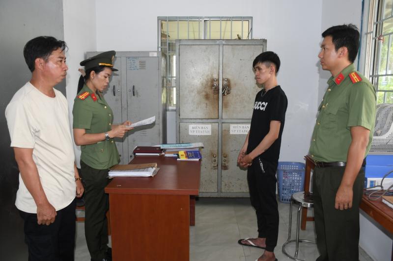 Đem súng quân dụng đi giải quyết mâu thuẫn, gặp công an ném lên mái nhà- Ảnh 1.