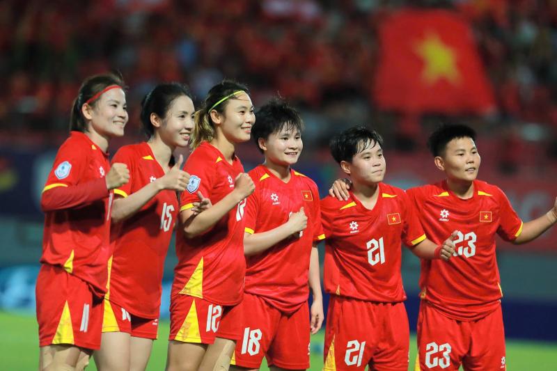 Nóng: Sân Lạch Tray bắn pháo hoa 'tiếp lửa' đội tuyển nữ Việt Nam tại AFF Cup- Ảnh 2. Nóng: Sân Lạch Tray bắn pháo hoa 'tiếp lửa' đội tuyển nữ Việt Nam tại AFF Cup- Ảnh 2.