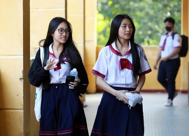 Đồng phục học sinh: Nên riêng từng trường hay chỉ cần áo trắng, quần sẫm màu?  - Ảnh 1.