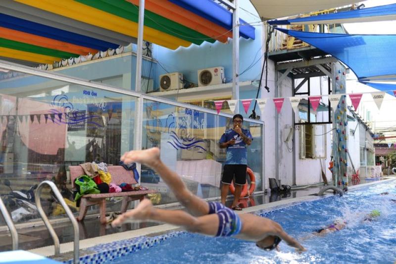 Vụ bé gái đuối nước tím tái dưới hồ bơi: Bài học cảnh tỉnh phụ huynh - Ảnh 3.