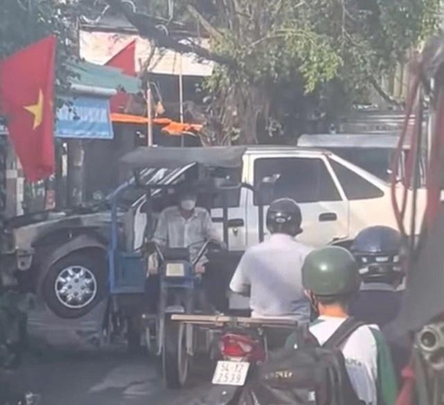 Vụ xe ba gác chở ô tô phía sau: Tịch thu phương tiện, phạt 10 triệu đồng  - Ảnh 1.
