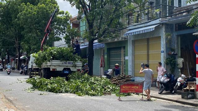 Lực lượng chức năng, người dân Huế chằng chống nhà cửa, ứng phó bão số 5- Ảnh 5.