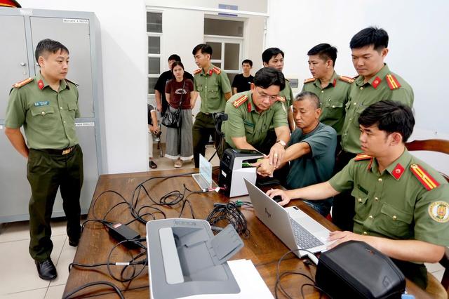 Tổ lưu động 'phục vụ ngày đêm' cấp định danh điện tử cho người nước ngoài- Ảnh 4.