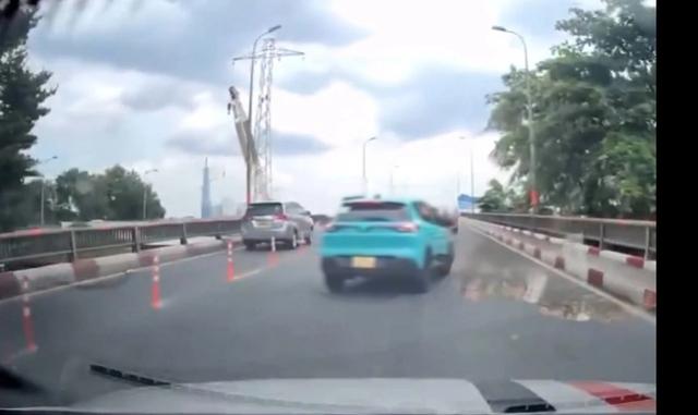 TP.HCM: Xác minh clip taxi lạng lách, vượt ẩu trên cầu Bình Triệu- Ảnh 1.