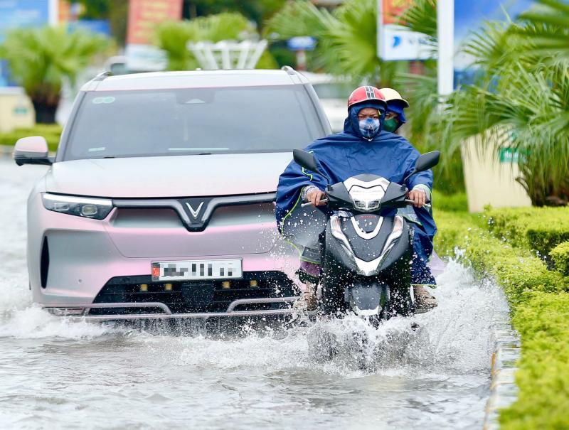 Nhiều tuyến phố Thanh Hóa ngập lụt sau cơn bão số 5 gây thiệt hại lớn - Ảnh 2.